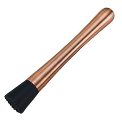 Pilon à cocktail en finition cuivrée avec embout denté noir, présenté seul sur fond blanc.