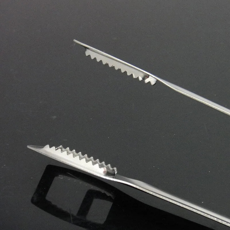 Gros plan sur les mors dentelés en inox de la pince à glace, conçus pour une prise ferme sur les glaçons, fond noir.