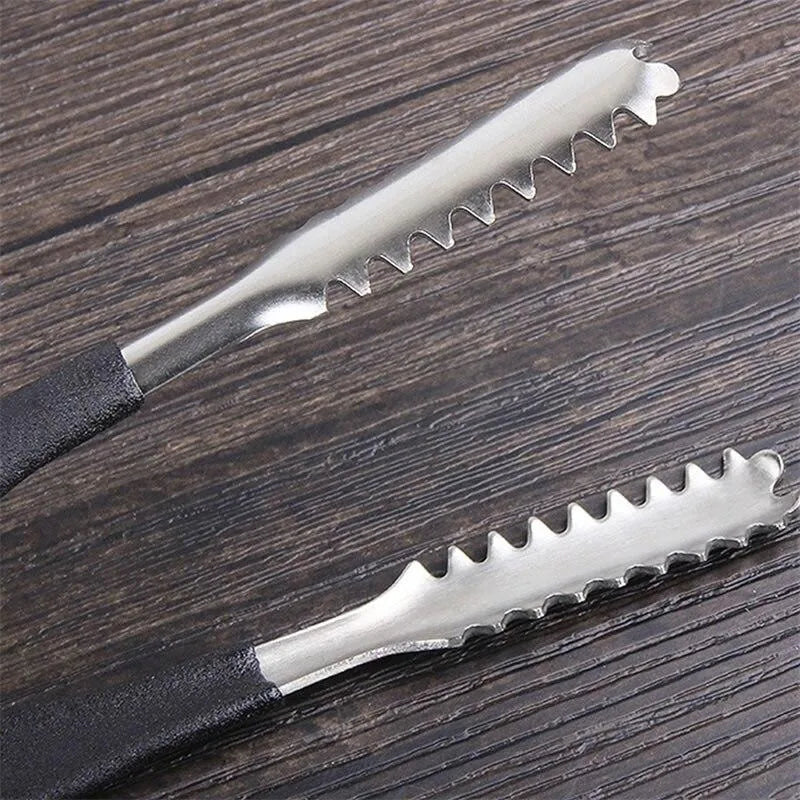 Gros plan sur les dents métalliques dentelées de la pince à glaçons posée sur une table en bois foncé.