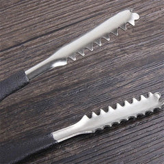 Gros plan sur les dents métalliques dentelées de la pince à glaçons posée sur une table en bois foncé.