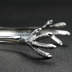 Gros plan sur le détail sculpté d'une serre d'aigle en métal argenté de la pince à glaçons