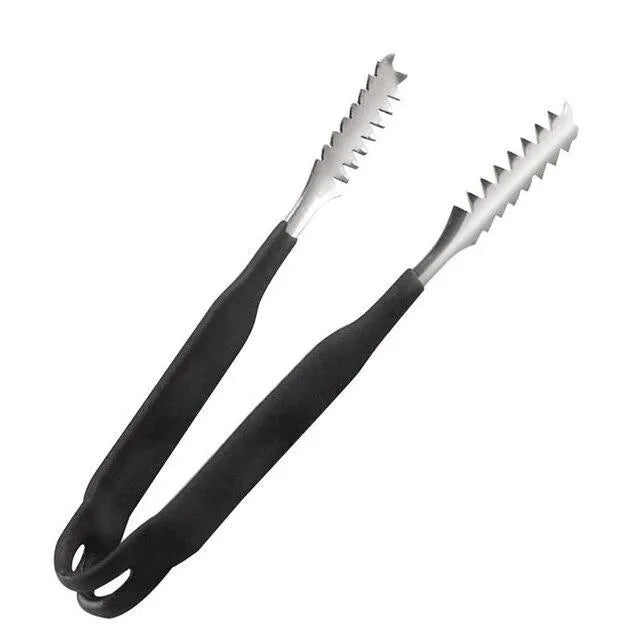 Pince à glaçons noire avec dents métalliques dentelées, présentée seule sur fond blanc.