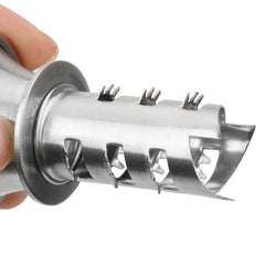 Gros plan sur les dents en inox perforantes du presse-agrume à main tenu à la main, fond blanc