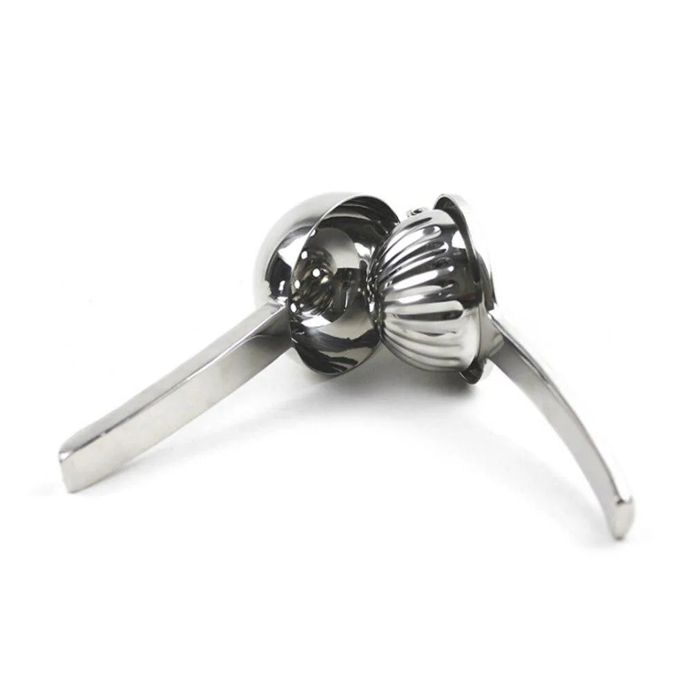Presse-agrumes en inox posé ouvert, vue en contre-plongée mettant en valeur le mécanisme articulé et le godet cannelé, sur fond blanc.