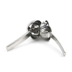 Presse-agrumes en inox posé ouvert, vue en contre-plongée mettant en valeur le mécanisme articulé et le godet cannelé, sur fond blanc.