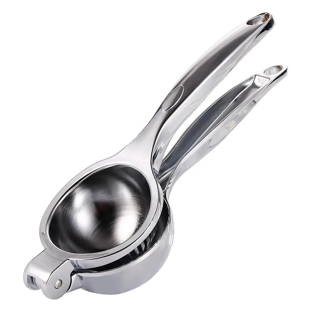Presse-citron manuel en inox vu en gros plan sur fond blanc, mécanisme à charnière et coupelle perforée brillants.