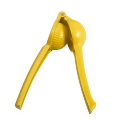 Presse-citron manuel en métal jaune fermé, vu de profil en forme de pince allongée.