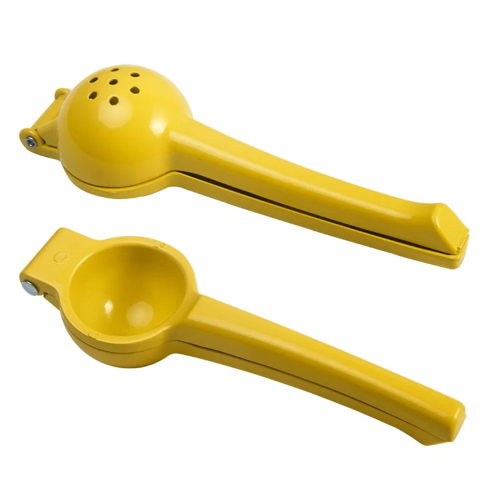 Packshot du presse-citron jaune démonté, montrant séparément la coque perforée et la coque creuse.