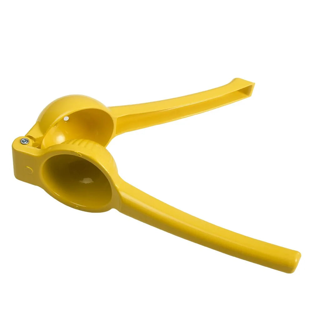 Presse-citron manuel en métal jaune, vue en angle trois quarts, légèrement entrouvert.