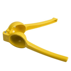 Presse-citron manuel en métal jaune, vue en angle trois quarts, légèrement entrouvert.