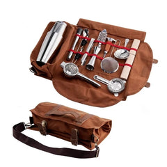 Sac de transport de Barman en toile marron, ouvert avec son shaker et ses 10 accessoires de bar, et fermé et enroulé, présenté sur fond blanc