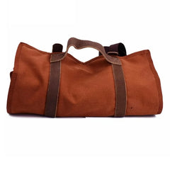 Sac de transport de Barman en toile marron fermé et enroulé, avec sa poignée et ses sangles en cuir, sur fond blanc
