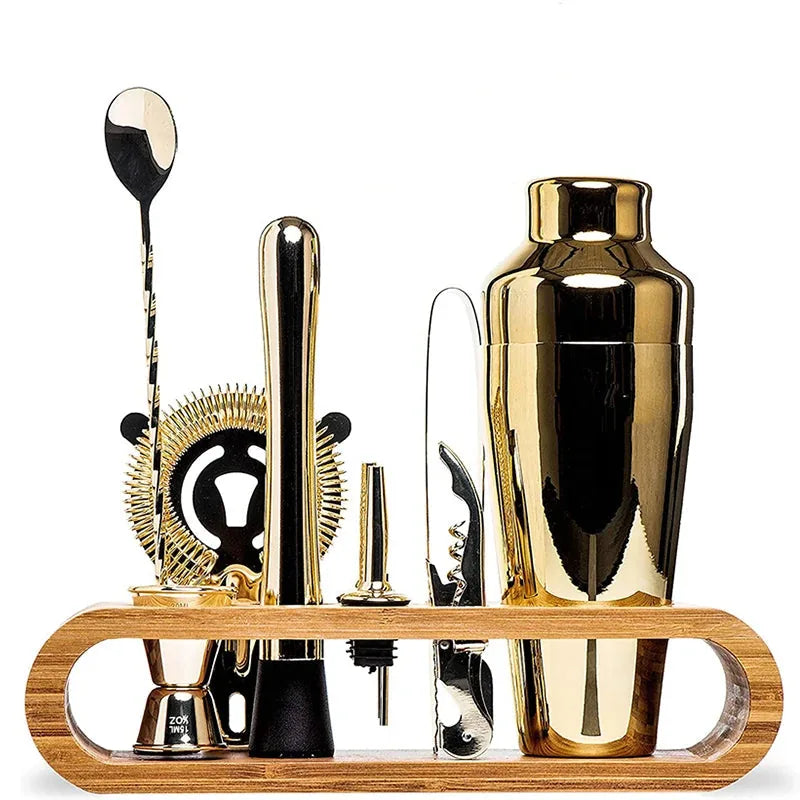 Vue rapprochée du set cocktail en bois mettant en avant le shaker doré et les accessoires de bar alignés sur leur support, photo sur fond blanc