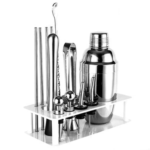 Vue d'angle du kit cocktail complet avec shaker, pailles, pince et doseur sur son support acrylique.