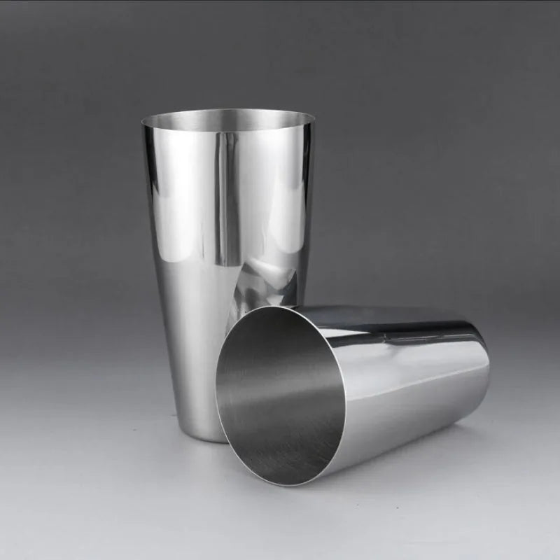 Shaker Boston argenté en inox présenté en deux pièces séparées, verre et gobelet empilés.
