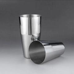 Shaker Boston argenté en inox présenté en deux pièces séparées, verre et gobelet empilés.