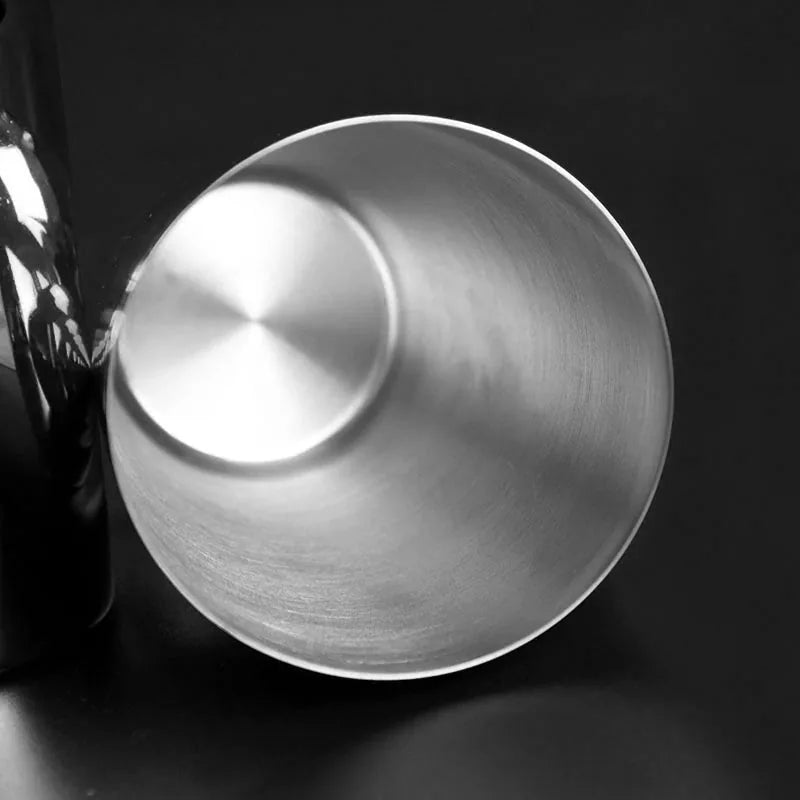 Gros plan sur le fond du shaker Boston en inox argenté brossé, détail de la finition métallique.