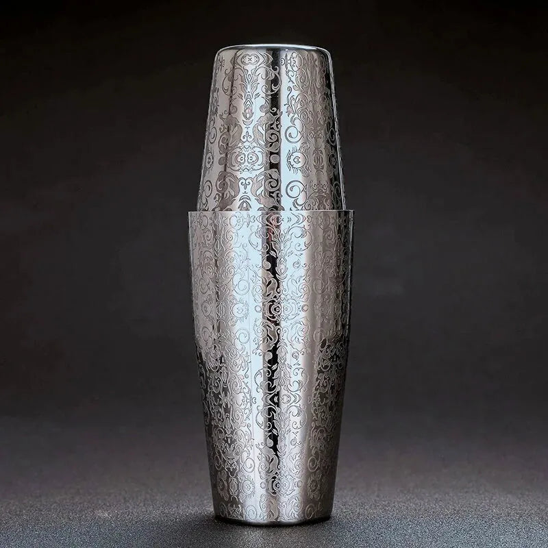 Shaker Boston De Luxe à la gravure ciselée, mis en valeur sur un fond sombre dégradé de studio.