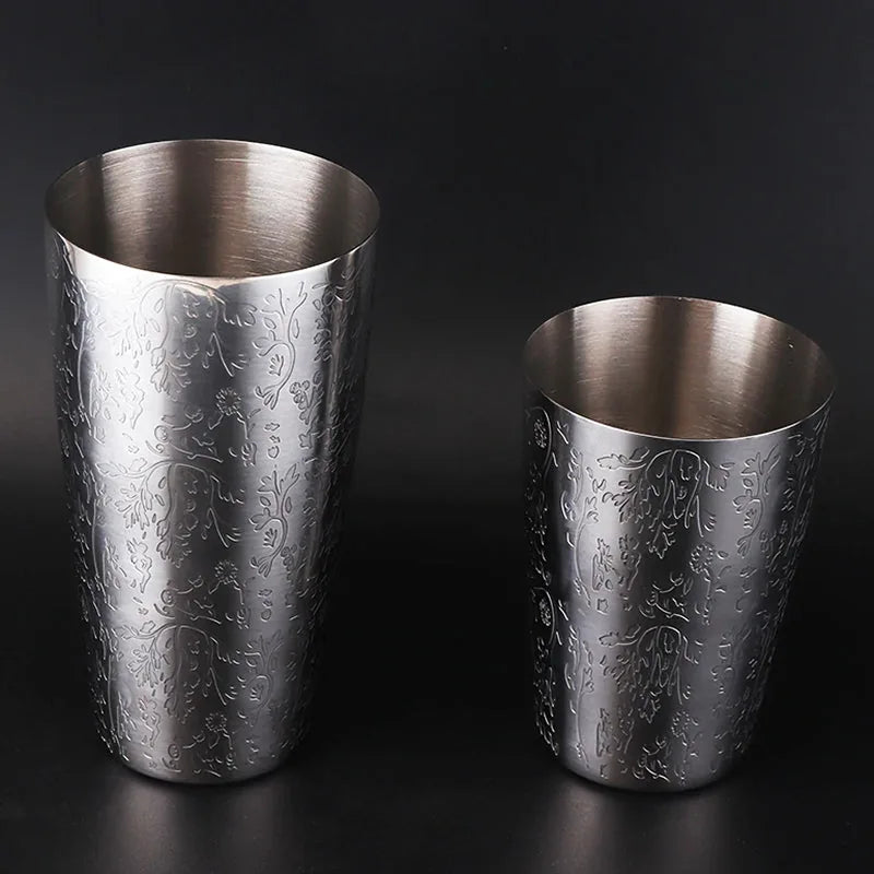 Les deux gobelets du shaker Boston Décoré séparés, le grand et le petit tin, chacun orné de la même gravure florale.