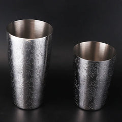 Les deux gobelets du shaker Boston Décoré séparés, le grand et le petit tin, chacun orné de la même gravure florale.