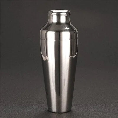 Shaker à cocktail en inox argenté, vue de face sur fond sombre dégradé.