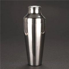 Shaker à cocktail en inox argenté, vue de face sur fond sombre dégradé.