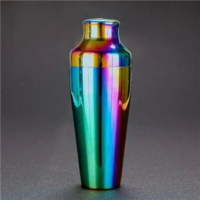Shaker à cocktail avec finition holographique arc-en-ciel, vue de face sur fond sombre.