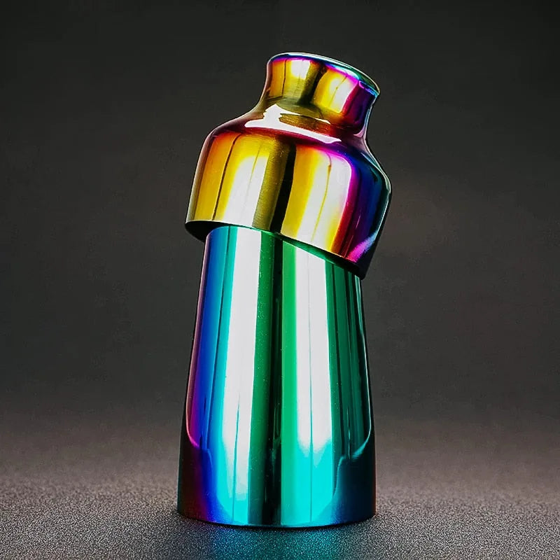 Shaker à cocktail avec finition holographique arc-en-ciel, vue inclinée en gros plan sur fond sombre.