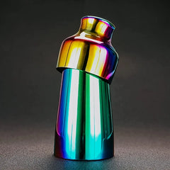 Shaker à cocktail avec finition holographique arc-en-ciel, vue inclinée en gros plan sur fond sombre.
