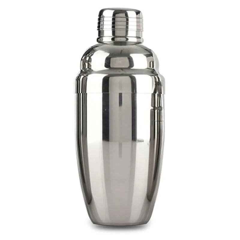 Shaker cocktail classique en inox brossé, trois pièces assemblées, vue de face sur fond blanc.