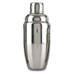 Shaker cocktail classique en inox brossé, trois pièces assemblées, vue de face sur fond blanc.
