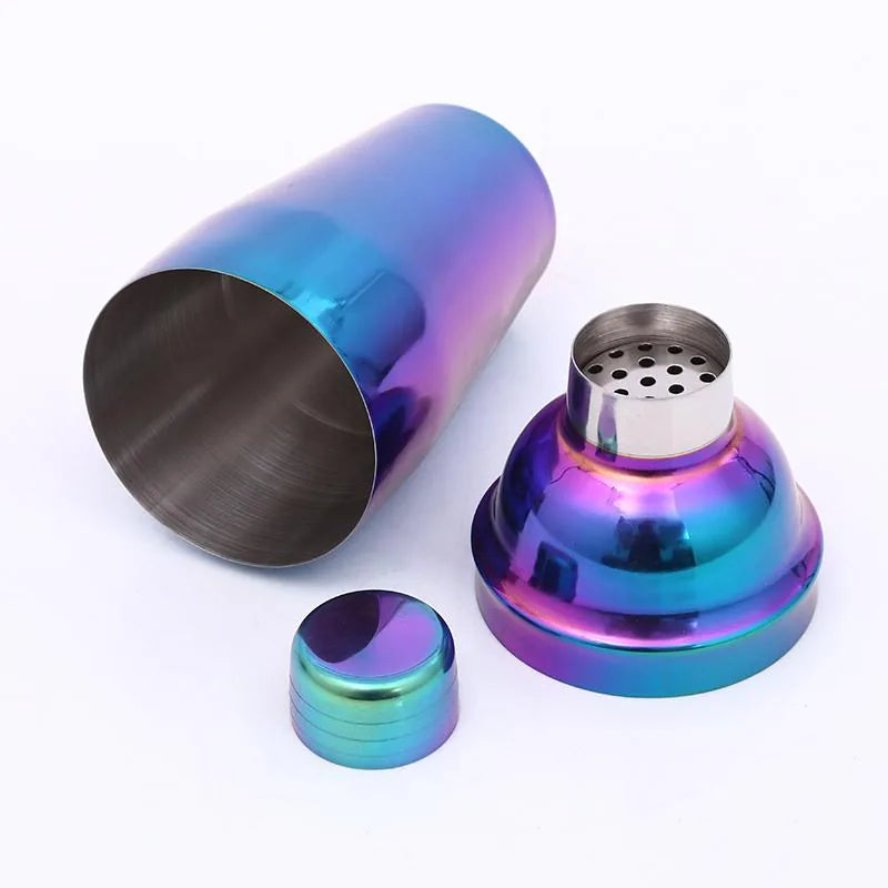 Shaker à cocktail multicolore irisé démonté en trois pièces : corps, couvercle filtrant et bouchon.