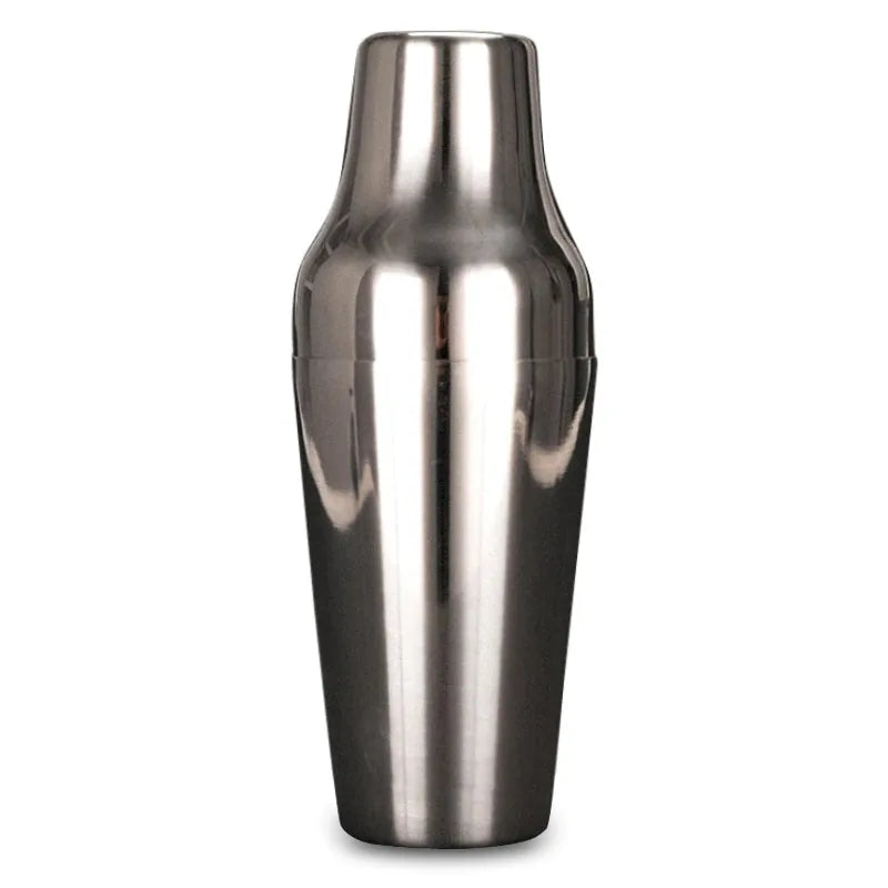 Shaker à cocktail design en finition argentée, photo produit sur fond blanc