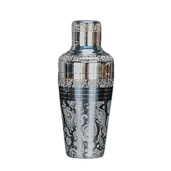 Shaker cocktail argenté gravé de motifs floraux, vue de face sur fond blanc