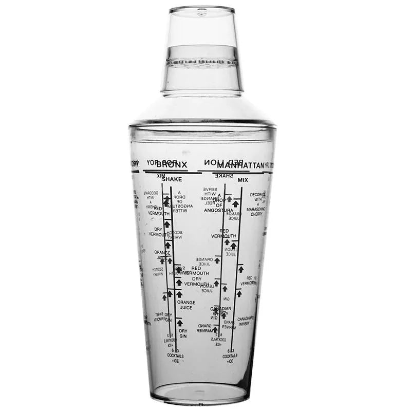 Shaker à cocktail en plastique transparent vide, photographié seul sur fond blanc avec les recettes de cocktails imprimées.