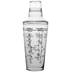 Shaker à cocktail en plastique transparent vide, photographié seul sur fond blanc avec les recettes de cocktails imprimées.