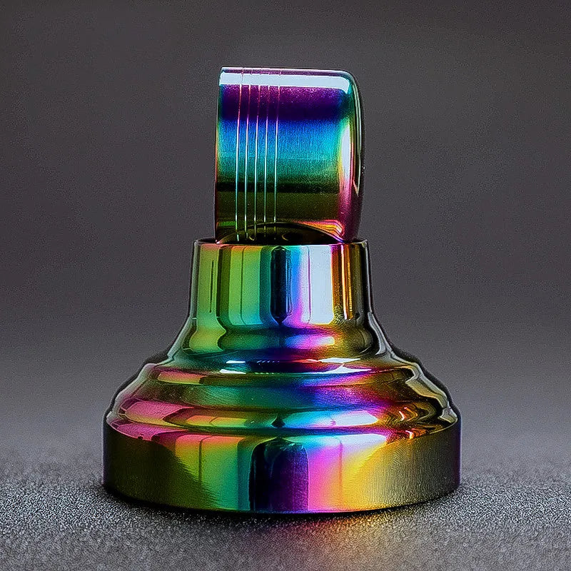 Gros plan sur le fond du shaker et son bouchon doseur empilé, détail de la finition irisée multicolore.