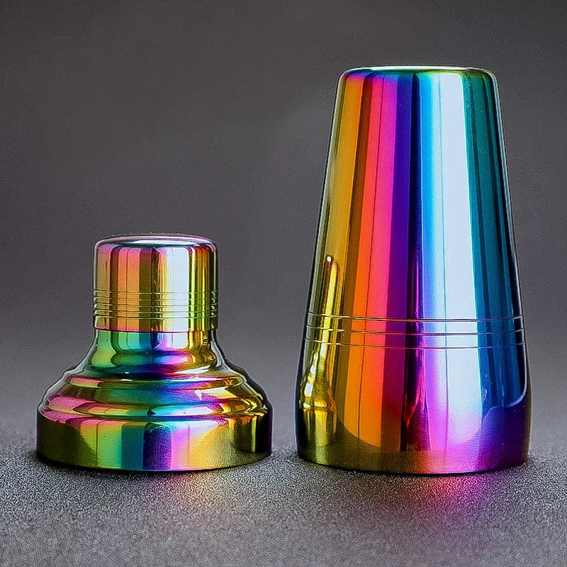 Shaker cocktail professionnel démonté montrant séparément le corps et le couvercle doseur, finition multicolore irisée.