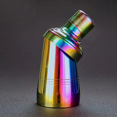 Shaker cocktail professionnel multicolore incliné sur fond sombre, mettant en valeur les reflets métalliques irisés.