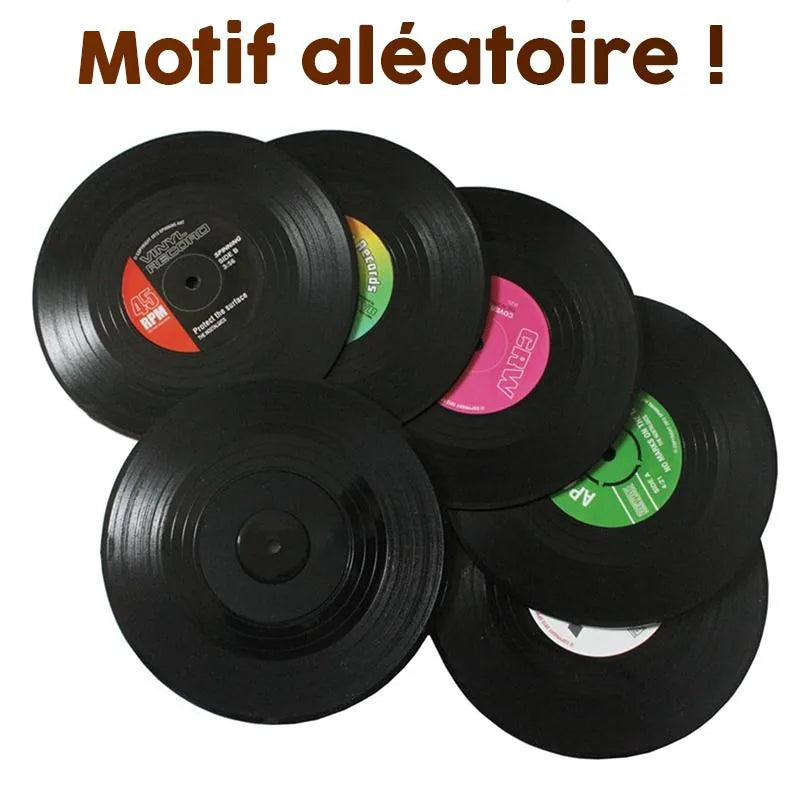 Lot de six sous-verres disques vinyles empilés en éventail avec la mention motif aléatoire sur fond blanc.