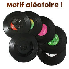 Lot de six sous-verres disques vinyles empilés en éventail avec la mention motif aléatoire sur fond blanc.