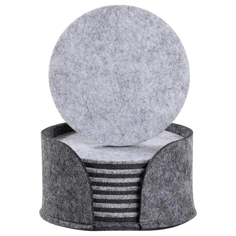 Packshot du lot de sous-verres en feutrine grise rangés dans leur support cylindrique, avec un sous-verre présenté à la verticale.