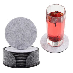Packshot du set de sous-verres en feutrine avec un verre rempli de thé glacé rouge posé sur l'un d'eux, sur fond blanc.