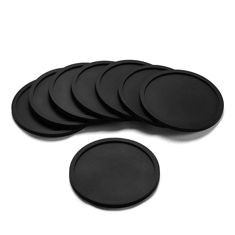 Lot de 8 sous-verres incassables noirs empilés en éventail sur fond blanc