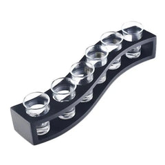 Support à shots en bois noir ondulé avec six verres à shot vides, présenté sur fond blanc.