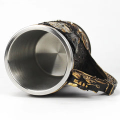 Vue de l'intérieur en acier inoxydable de la chope à bière Viking, avec l'anse en tête de dragon visible en arrière-plan