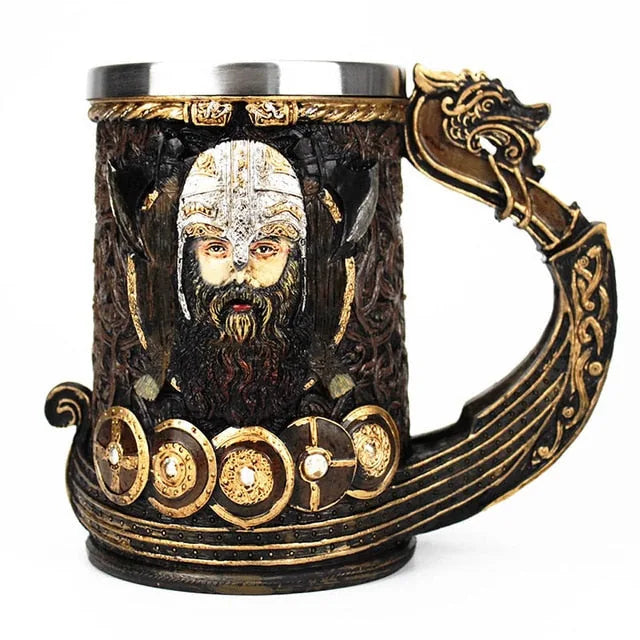 Chope à bière Viking en résine avec couvercle inox, vue de face sur fond blanc, ornée d'un visage de guerrier viking et d'une anse en tête de dragon