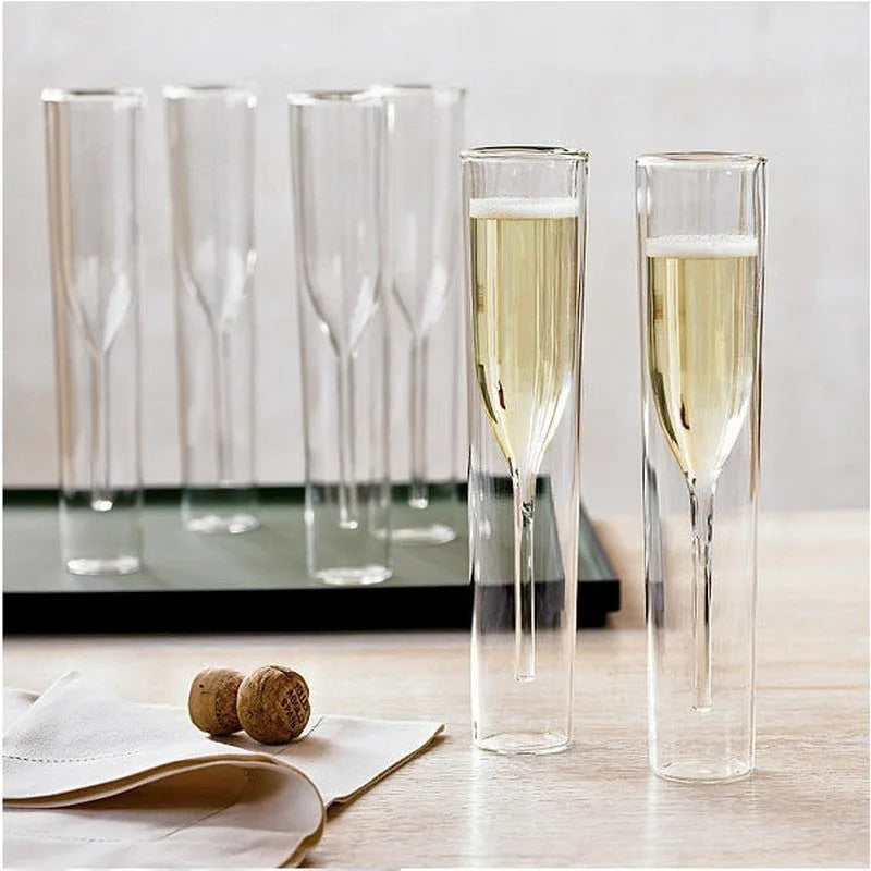 Collection de verres à champagne originaux, deux verres remplis de champagne au premier plan et plusieurs verres vides en arrière-plan