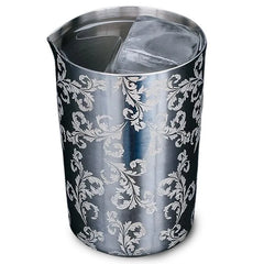 Verre à mélange en acier inoxydable orné d'un motif floral gravé, présenté avec un glaçon à l'intérieur sur fond blanc.