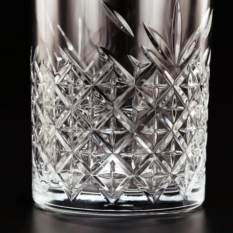 Gros plan sur les motifs en losanges taillés à la main dans le verre à mélange